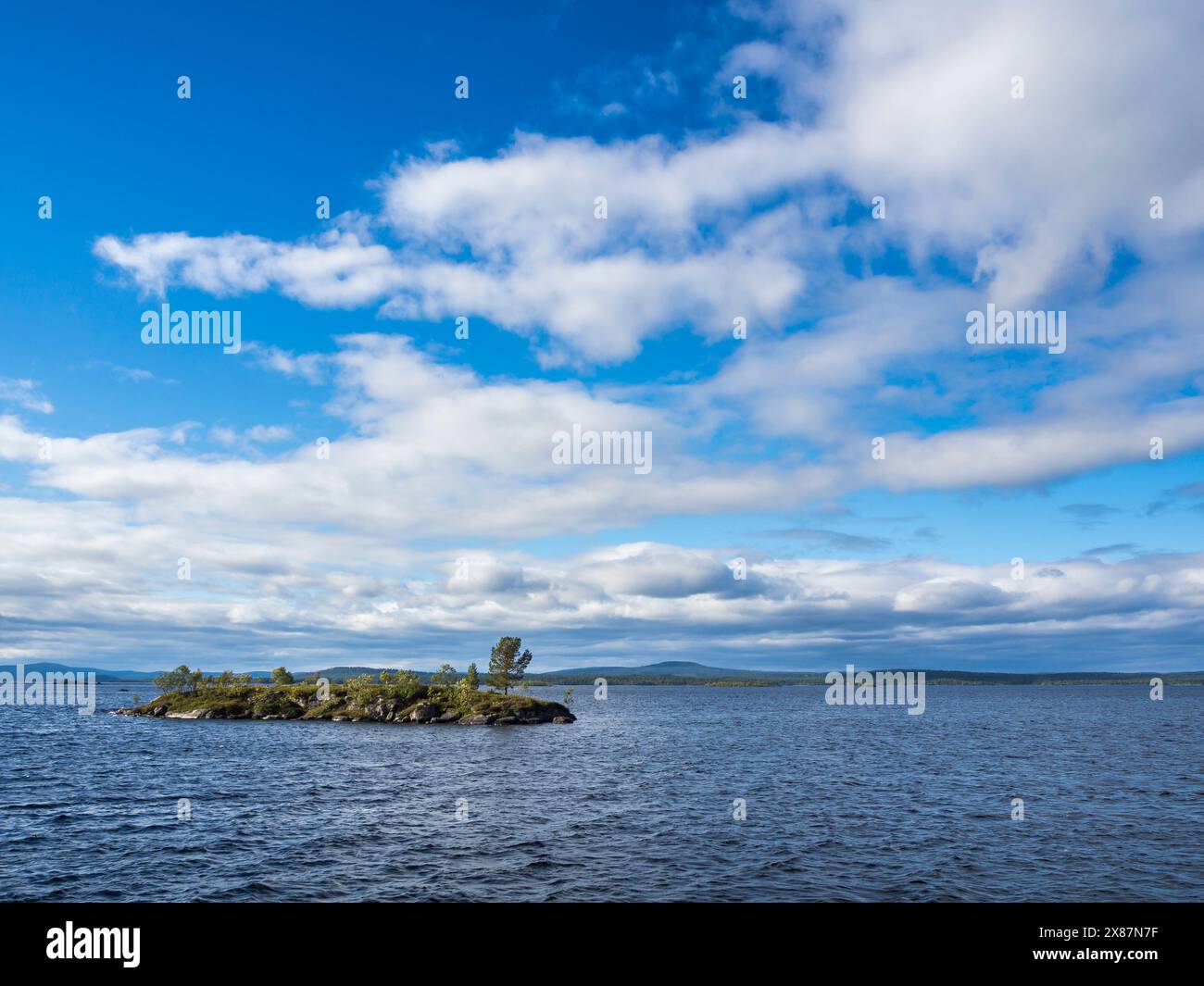 Finlande, Laponie, nuages sur l'îlot dans le lac Inari Banque D'Images