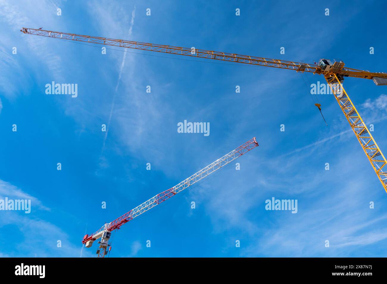 Allemagne, Bavière, Munich, vue en bas angle de deux grues industrielles debout contre le ciel Banque D'Images Allemagne, Bavière, Munich, vue en bas angle de deux grues industrielles debout contre le ciel Banque D'Images