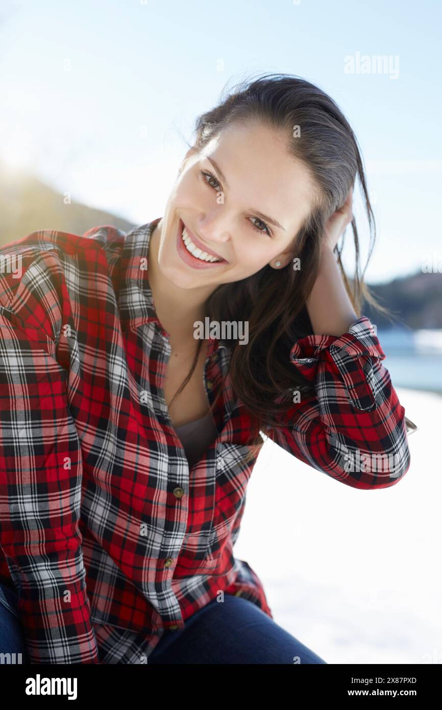 Heureuse belle femme portant une chemise à carreaux rouges à la plage Banque D'Images Heureuse belle femme portant une chemise à carreaux rouges à la plage Banque D'Images