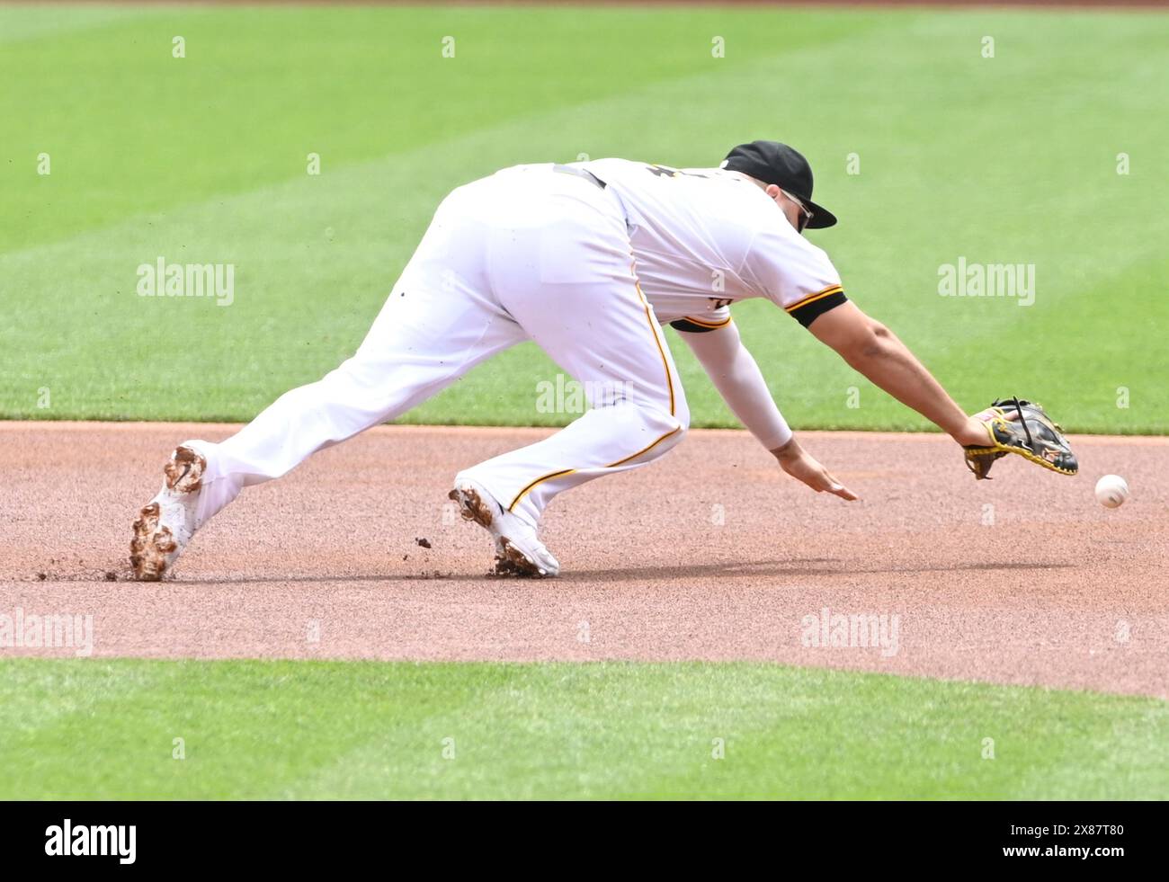 Pittsburgh, États-Unis. 23 mai 2024. Première base des Pirates de Pittsburgh Rowdy Tellez (44) atteint le hit de Luis Matos, outfielder des Giants de San Francisco, lors de la première manche au PNC Park le jeudi 23 mai 2024 à Pittsburgh. Photo par Archie Carpenter/UPI crédit : UPI/Alamy Live News Banque D'Images