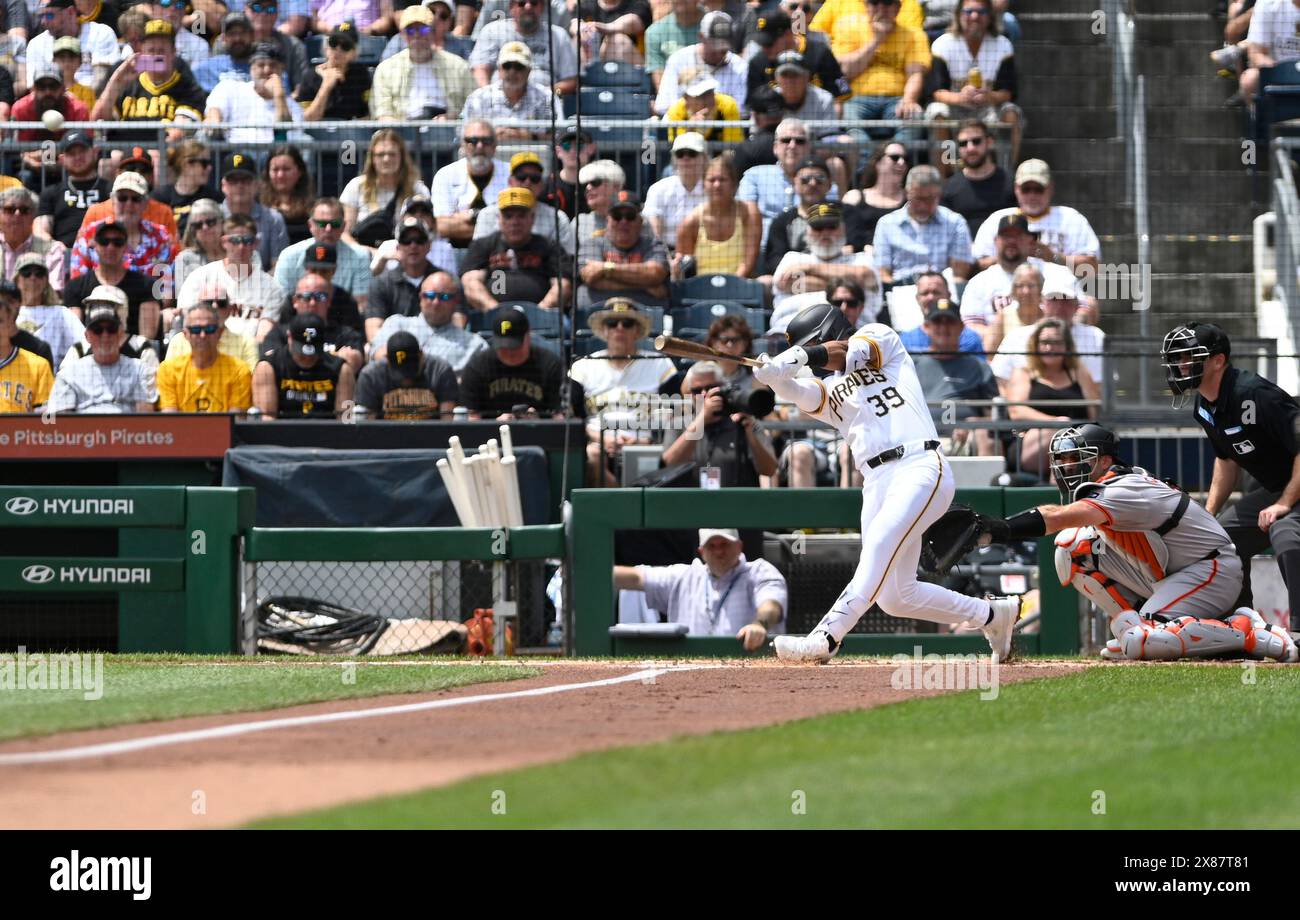 Pittsburgh, États-Unis. 23 mai 2024. La deuxième base des Pirates de Pittsburgh Nick Gonzales (39) tripla en troisième manche contre les Giants de San Francisco au PNC Park le jeudi 23 mai 2024 à Pittsburgh. Photo par Archie Carpenter/UPI crédit : UPI/Alamy Live News Banque D'Images