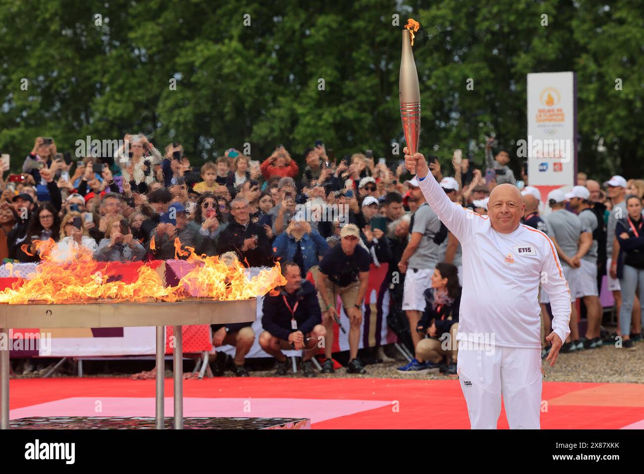 Bordeaux, France. 23 mai 2024. Arrivée puis départ de la flamme des Jeux Olympiques de 2024 sur la place des Quinconces à Bordeaux. Le chef étoilé Thierry Marx est le dernier porteur à allumer le chaudron. Bordeaux, Gironde, Nouvelle-Aquitaine, France, Europe. Crédit : photo de Hugo Martin/Alamy Live News. Banque D'Images