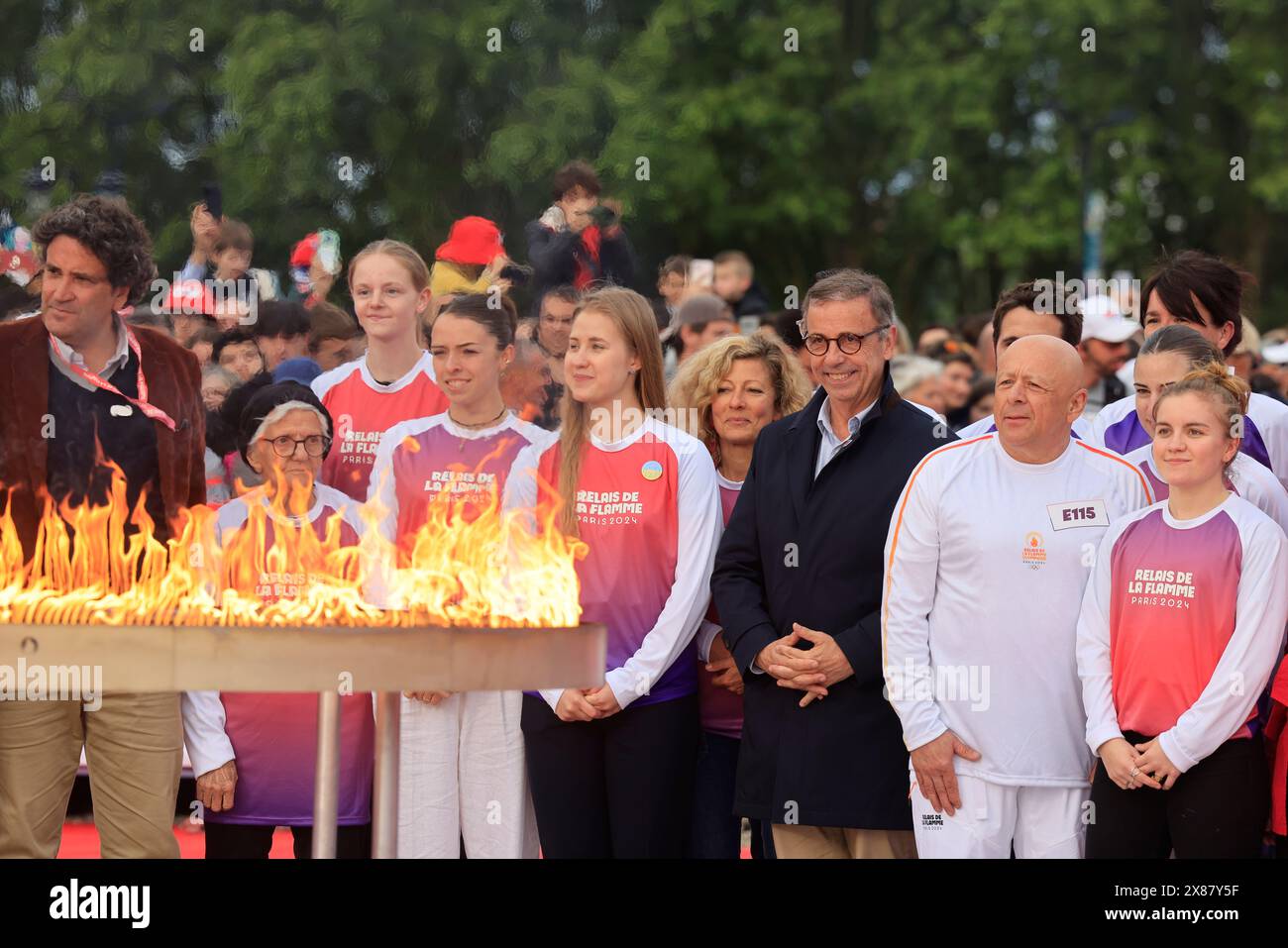 Bordeaux, France. 23 mai 2024. Arrivée puis départ de la flamme des Jeux Olympiques de 2024 sur la place des Quinconces à Bordeaux. Le chef étoilé Thierry Marx est le dernier porteur à allumer le chaudron. Bordeaux, Gironde, Nouvelle-Aquitaine, France, Europe. Crédit : photo de Hugo Martin/Alamy Live News. Banque D'Images