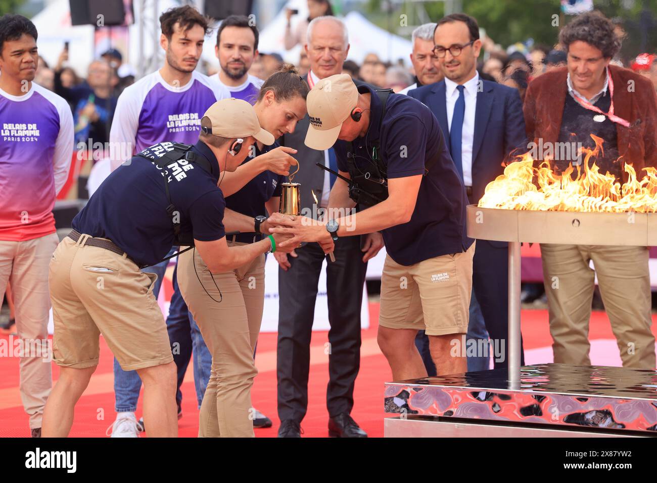 Bordeaux, France. 23 mai 2024. Arrivée puis départ de la flamme des Jeux Olympiques de 2024 sur la place des Quinconces à Bordeaux. Le chef étoilé Thierry Marx est le dernier porteur à allumer le chaudron. Bordeaux, Gironde, Nouvelle-Aquitaine, France, Europe. Crédit : photo de Hugo Martin/Alamy Live News. Banque D'Images