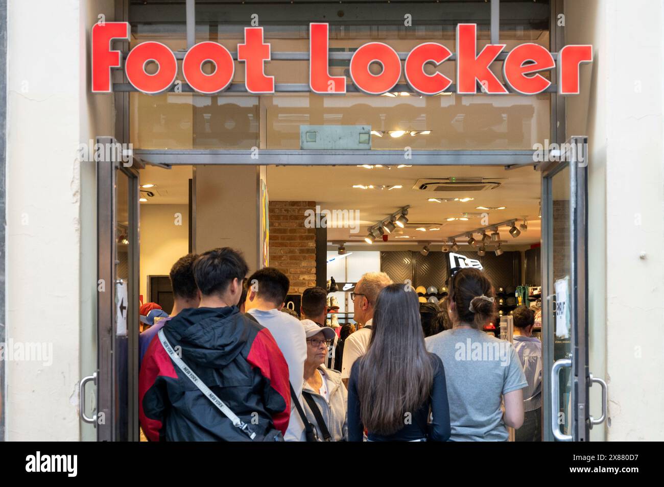 Les clients entrent dans le magasin Foot Locker, détaillant multinational américain de vêtements de sport et de chaussures en Espagne. Banque D'Images
