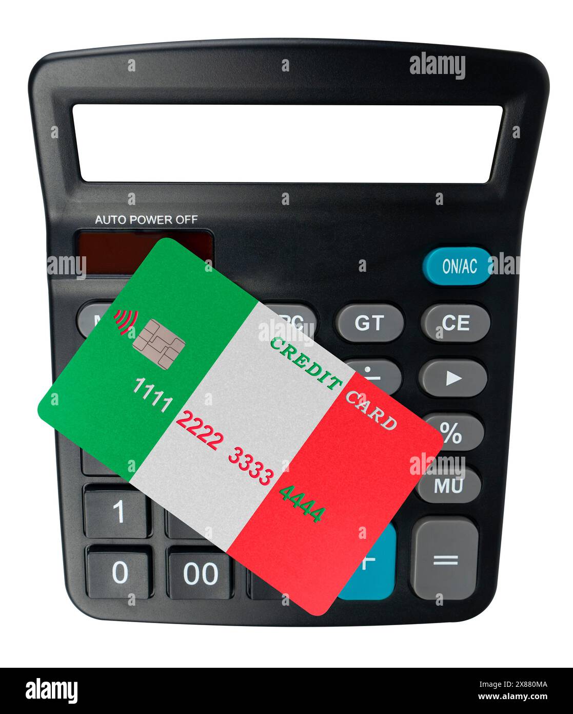 Une carte de crédit en plastique avec un motif du drapeau italien repose sur une calculatrice électronique (gros plan sur fond blanc). Système bancaire italien Banque D'Images
