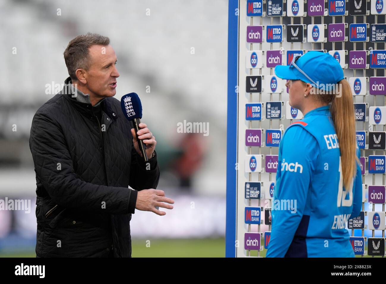 County Ground, Derby, Royaume-Uni. 23 mai 2024. 1st Womens One Day International, Angleterre contre Pakistan ; Sky Sports pundit Dominic Cork interviewe Sophie Ecclestone d'Angleterre après sa performance de joueur du match après le match que l'Angleterre a remporté par 37 Runs Credit : action plus Sports/Alamy Live News Banque D'Images