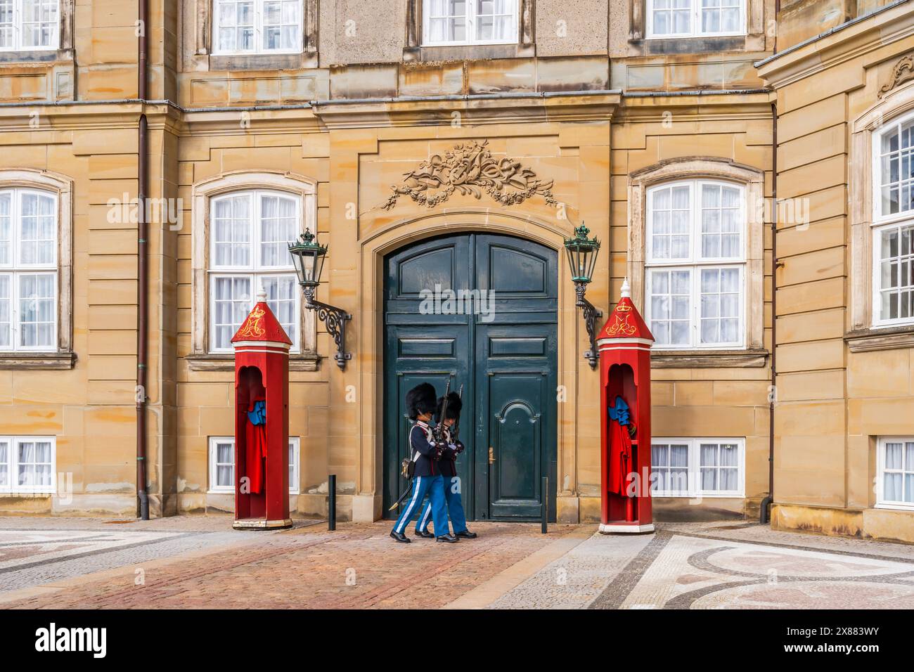 COPENHAGUE, DANEMARK - 14 AVRIL 2024 : les gardes de sauvetage royaux danois du régiment d'infanterie mécanisée de l'armée danoise, défilent devant le palais d'Amalienborg, Banque D'Images