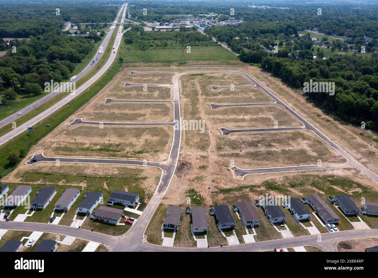 Albion, Michigan - une vue aérienne d'une partie du parc de maisons mobiles Wildflower Crossing, avec des rues aménagées pour l'expansion. Le développement est adjacent Banque D'Images