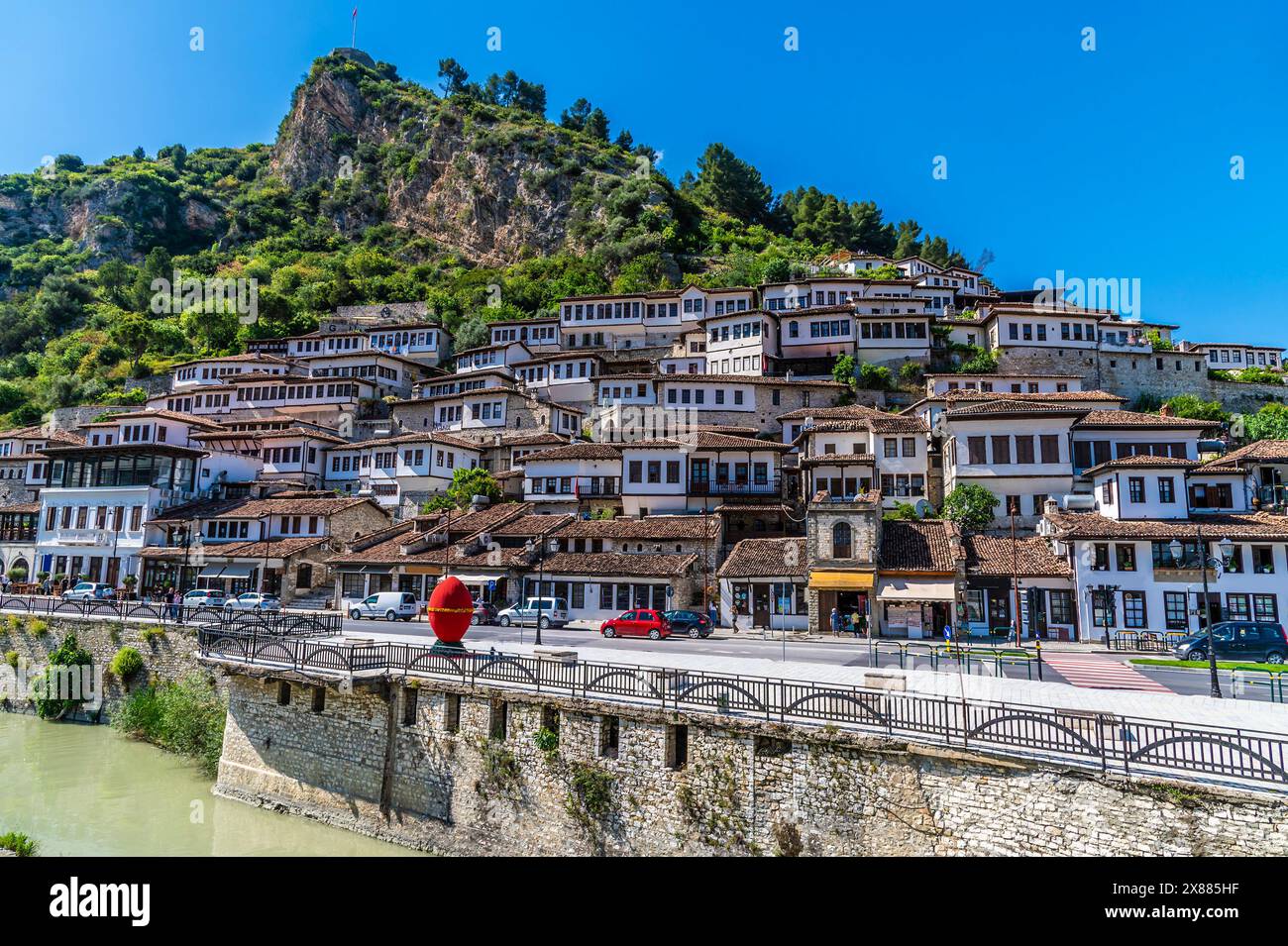 Une vue le long de la rive de la rivière Osum vers le vieux quartier dans la ville de Berat, Albanie en été Banque D'Images