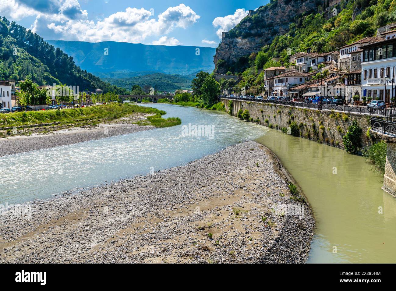 Une vue sur la rivière Osum vers le vieux pont de pierre à Berat, Albanie en été Banque D'Images