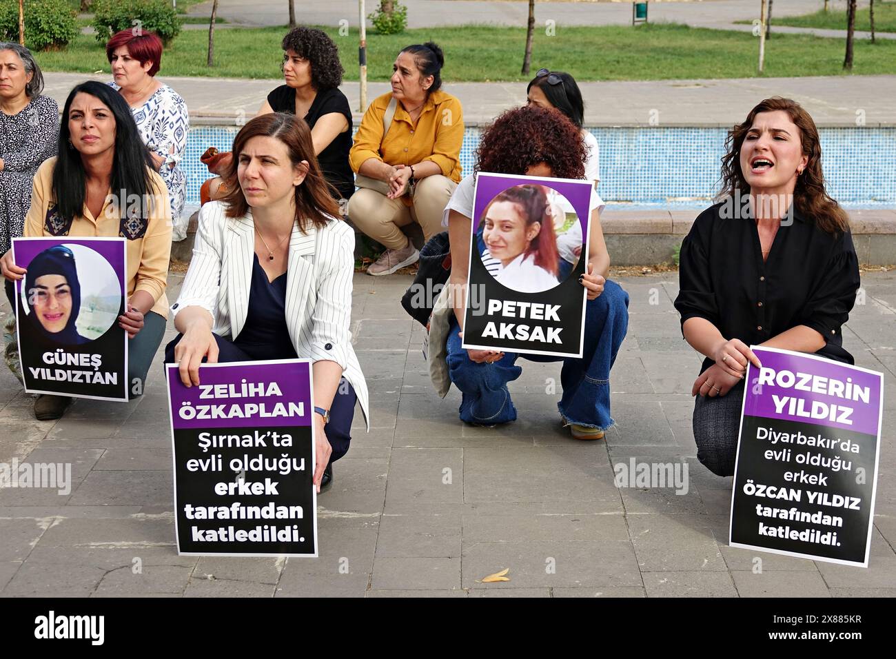 Serra Bucak (L2), co-maire de la municipalité métropolitaine de Diyarbakir, et Berfin Polat (R), avocate directrice de l'Association des femmes de Rosa, ont été aperçus tenant des pancartes pour assister à la manifestation contre le féminicide. Les 30 meurtres de femmes qui ont eu lieu en Turquie au cours des derniers mois ont été protestés lors d'une action menée par le réseau anti-violence et les composantes de la plate-forme féminine Dicle Amed à Diyarbakir. Un groupe de femmes, dont Serra Bucak, co-maire de la municipalité métropolitaine de Diyarbakir, se sont rassemblées dans le parc Roboski et ont condamné les meurtres en portant des affiches portant les noms et les photographies des femmes victimes de HON Banque D'Images