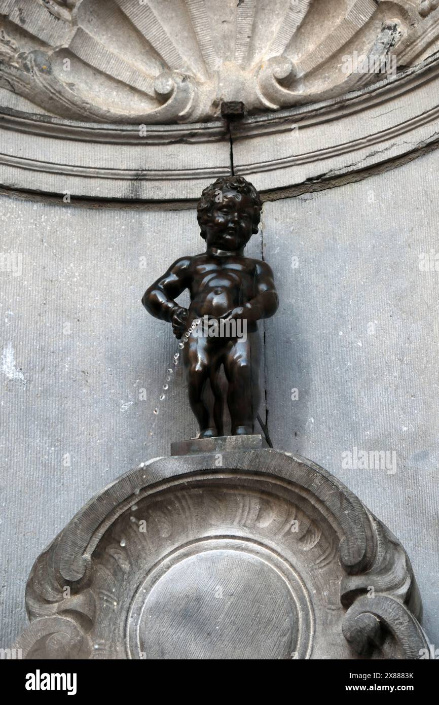 Manneken Pis une sculpture en laiton et une fontaine de Jérôme Duquesnoy l'ancien Bruxelles Belgique Banque D'Images