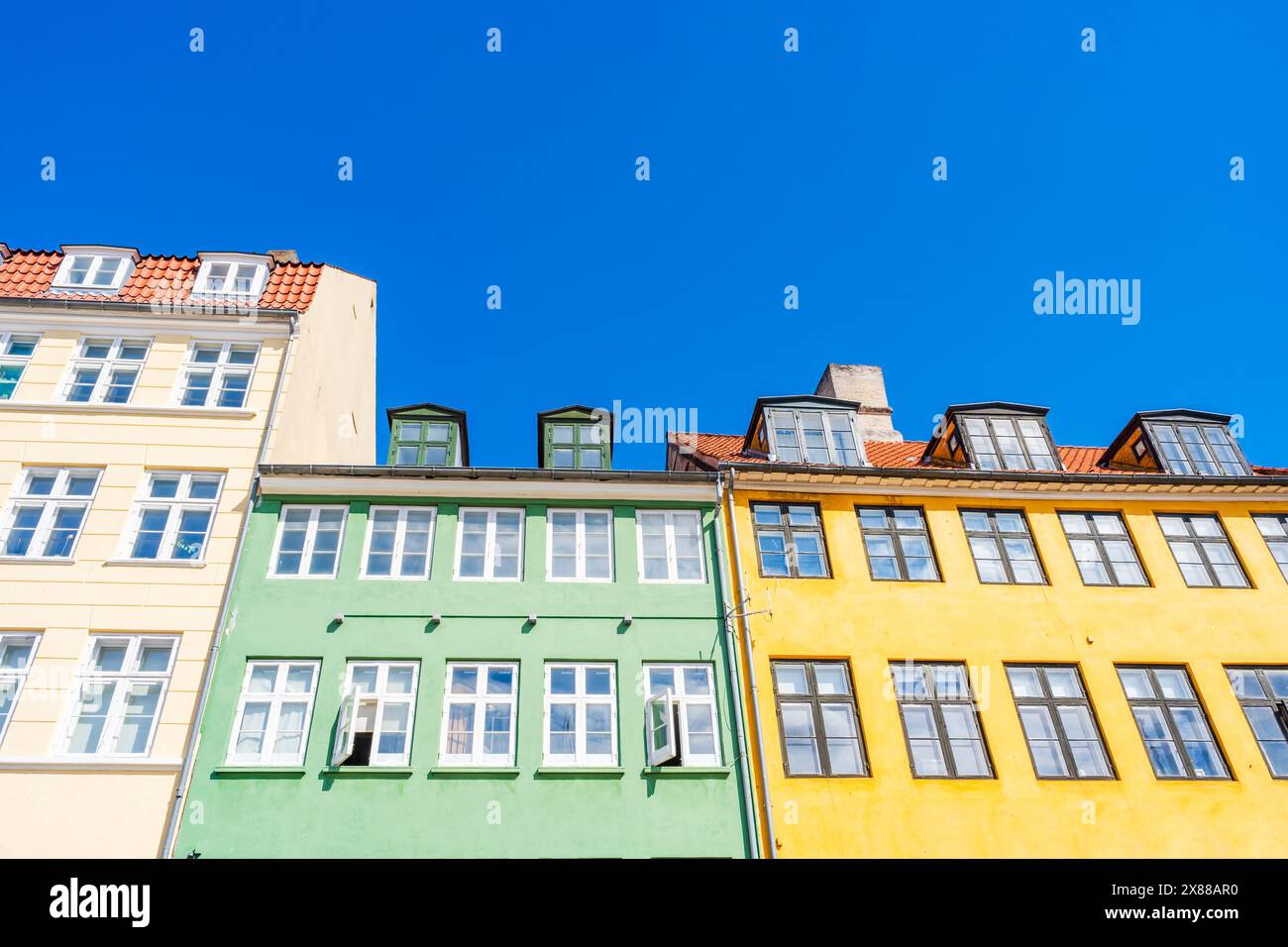 Façades colorées de vieilles maisons le long du quai Nyhavn à Copenhague - vue vers le haut. Danemark Banque D'Images
