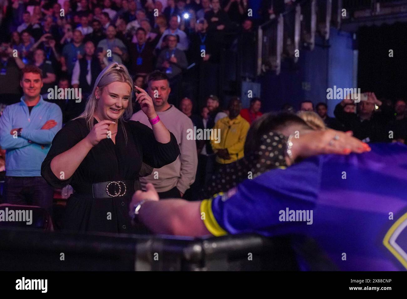 Londres, Royaume-Uni. 23 mai 2024. Luke Littler petite amie Eloise célèbre lors des Play-offs BetMGM premier League Darts 2024 à l'O2 Arena, Londres, Angleterre, Royaume-Uni le 23 mai 2024 crédit : Every second Media/Alamy Live News Banque D'Images
