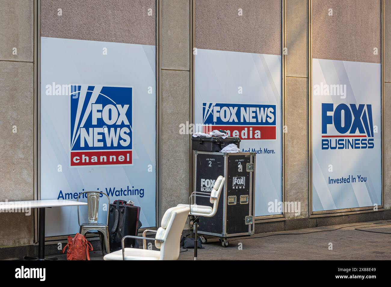 New York, NY, États-Unis - 2 août 2023 : Fox News bâtiment avec l'accent sur les affiches d'emblème à l'angle de la 6e Ave et W 48e rue Banque D'Images