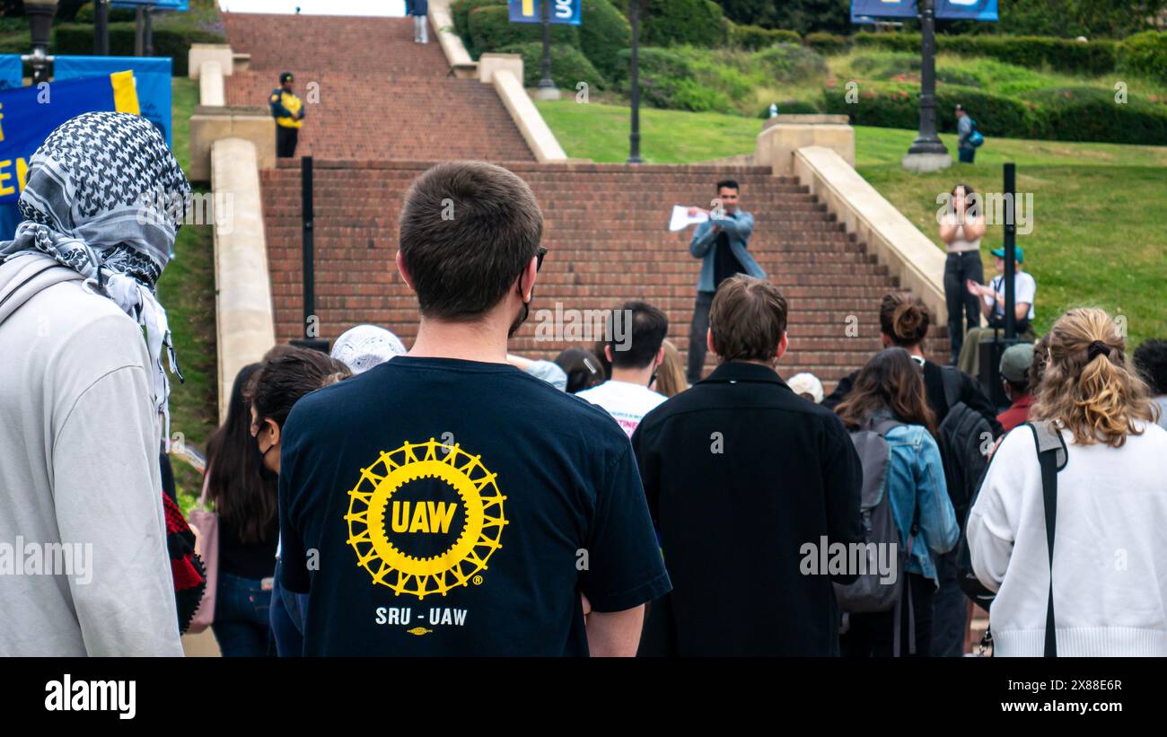 Los Angeles, États-Unis. 23 mai 2024. Rafael Jaime, président de l'UAW 4811, prend la parole lors d'un rassemblement syndical. Les membres de l’UAW 4811, le syndicat représentant les étudiants diplômés de l’Université de Californie, ont organisé un rassemblement à l’Université de Californie à Los Angeles en réponse au témoignage prévu du chancelier Gene Block au Congrès. Un nouveau campement de protestation a été établi ce matin à Moore Hall et Kerckhoff Patio à UCLA. Le syndicat a déposé des accusations de pratiques de travail déloyales contre l'Université en raison de la gestion du campement pro-palestinien sur le quad de l'université. Crédit : Stu Gray/Alamy Live News. Banque D'Images