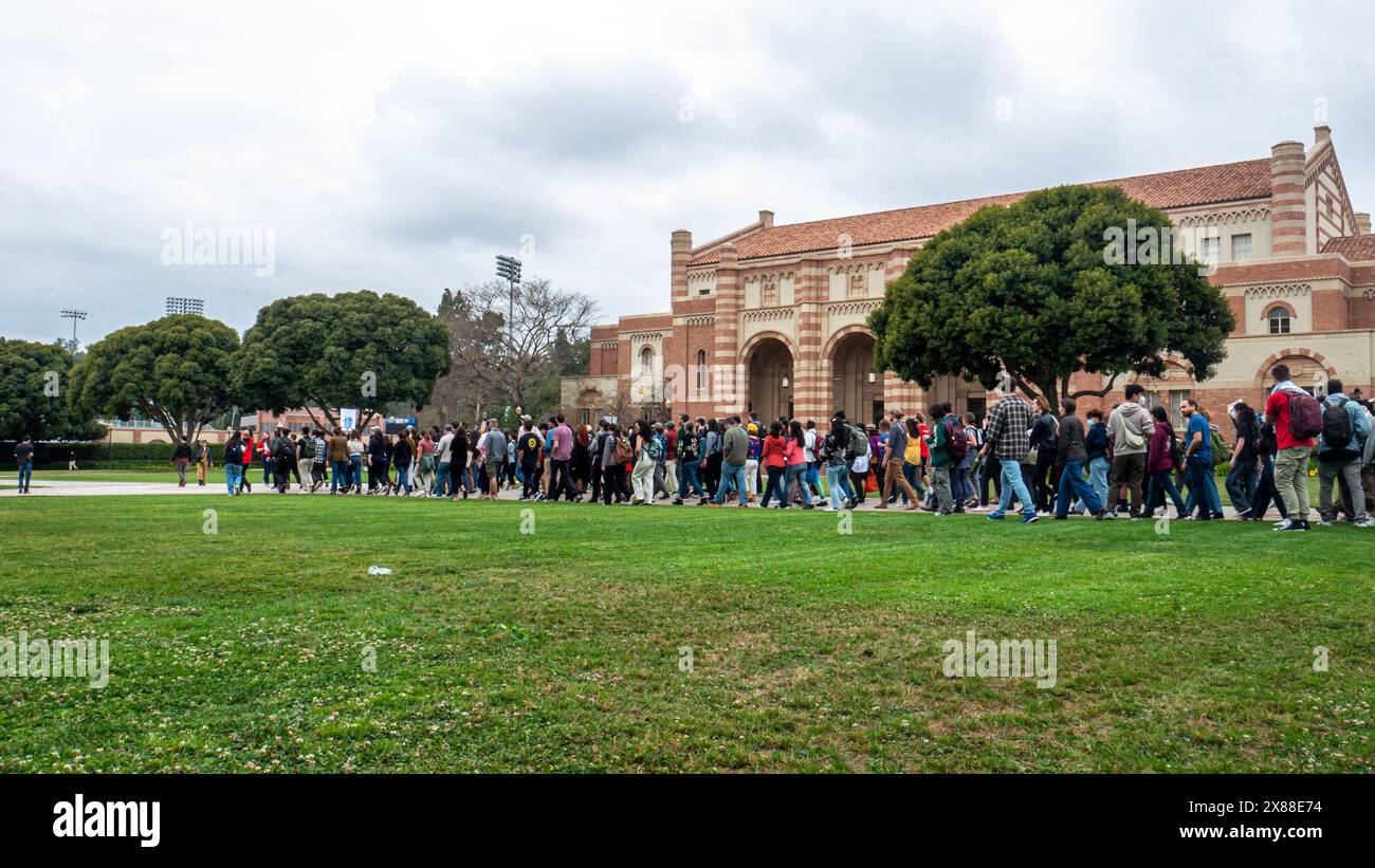 Los Angeles, États-Unis. 23 mai 2024. Les membres de l’UAW 4811, le syndicat représentant les étudiants diplômés de l’Université de Californie, organisent un rassemblement à l’Université de Californie à Los Angeles en réponse au témoignage prévu du chancelier Gene Block au Congrès. Un nouveau campement de protestation a été établi ce matin à Moore Hall et Kerckhoff Patio à UCLA. Le syndicat a déposé des accusations de pratiques de travail déloyales contre l'Université en raison de la gestion du campement pro-palestinien sur le quad de l'université. Crédit : Stu Gray/Alamy Live News. Banque D'Images