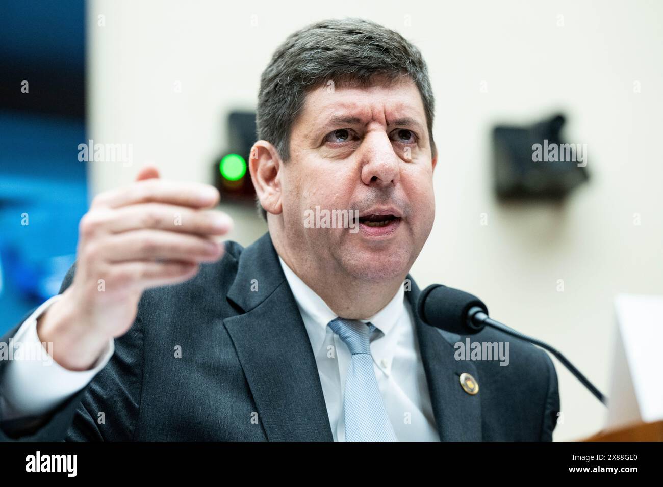 Washington, États-Unis. 23 mai 2024. Steven Dettelbach, directeur du Bureau de l'alcool, du tabac, des armes à feu et des explosifs, s'exprimant lors d'une audience du Comité judiciaire de la Chambre des représentants au Capitole des États-Unis. Crédit : SOPA images Limited/Alamy Live News Banque D'Images