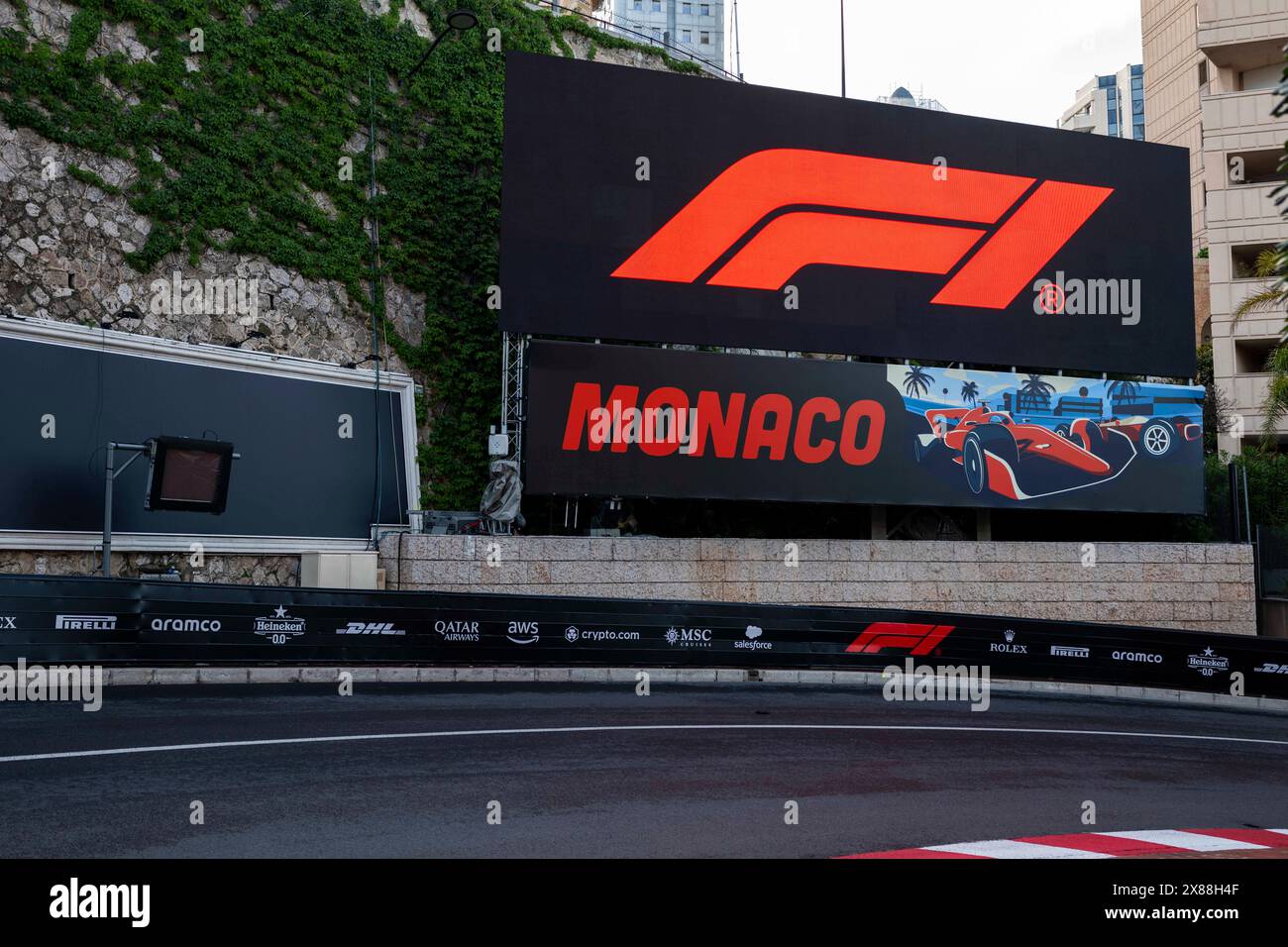 Monte-Carlo, Monaco. 23 mai 2024. L’entrée du célèbre virage en épingle à cheveux en Principauté de Monaco sur la place du Casino avant le Grand Prix de Monaco de formule 1 2024. (Crédit image : © Taidgh Barron/ZUMA Press Wire) USAGE ÉDITORIAL SEULEMENT! Non destiné à UN USAGE commercial ! Banque D'Images