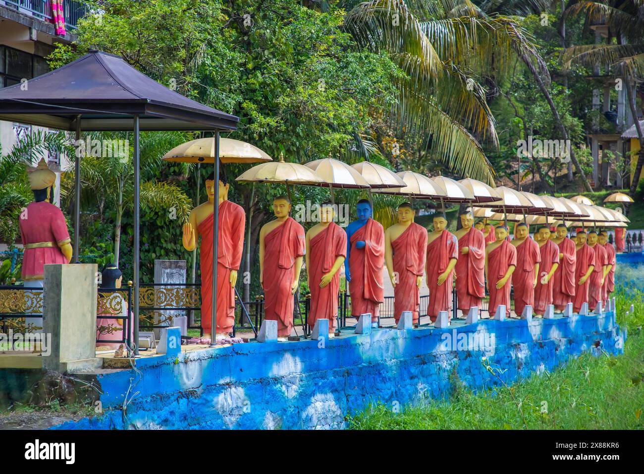 Dambulla, Sri Lanka 10 février 2023. Rangée de statues de moines bouddhistes adjacentes au Temple d'Or à Dambulla, au centre du Sri Lanka. Banque D'Images