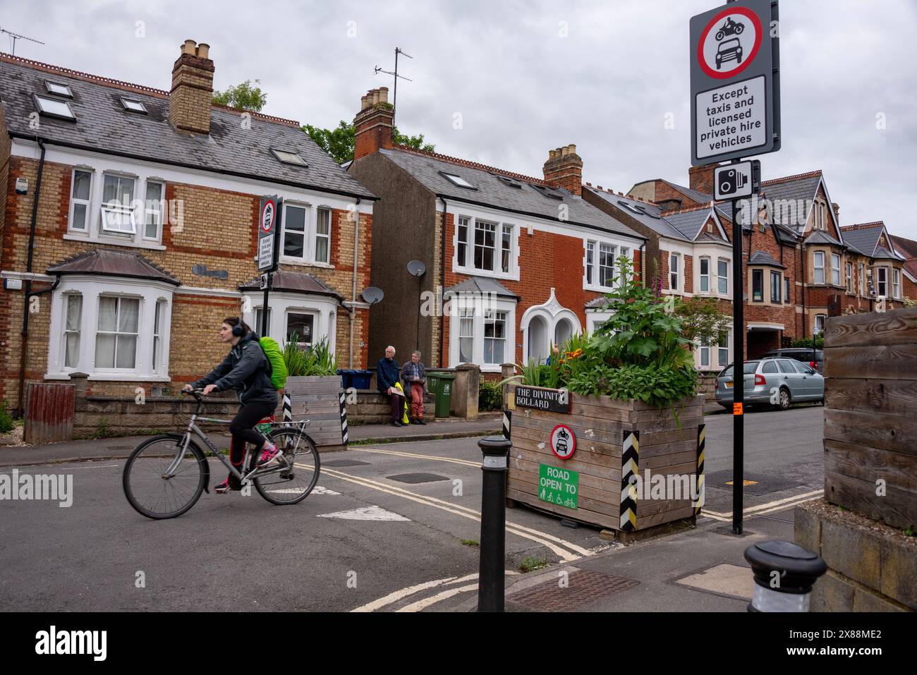 Low Traffic Neighbourhood à Oxford change pour utiliser des caméras ANPR pour attraper les délinquants au lieu de fermer la route avec des bornes en bois Banque D'Images