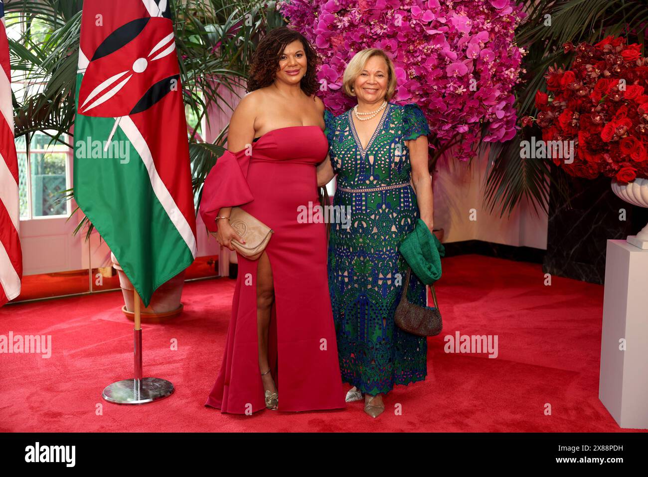 VI Lyles, maire de Charlotte, à droite, et Viola Alexander-Young arrivent pour assister à un dîner d'État en l'honneur du président du Kenya William Ruto, organisé par le président américain Joe Biden et la première dame Jill Biden à la Maison Blanche à Washington, DC le jeudi 23 mai 2024. Un président américain accueille une visite d'État pour un dirigeant africain pour la première fois en 16 ans, alors que la plus grande économie du monde lutte pour renforcer son influence sur un continent forgeant des relations plus étroites au-delà des principaux concurrents de Washington, la Chine et la Russie. Photo de Tierney L. Cross/UPI Banque D'Images