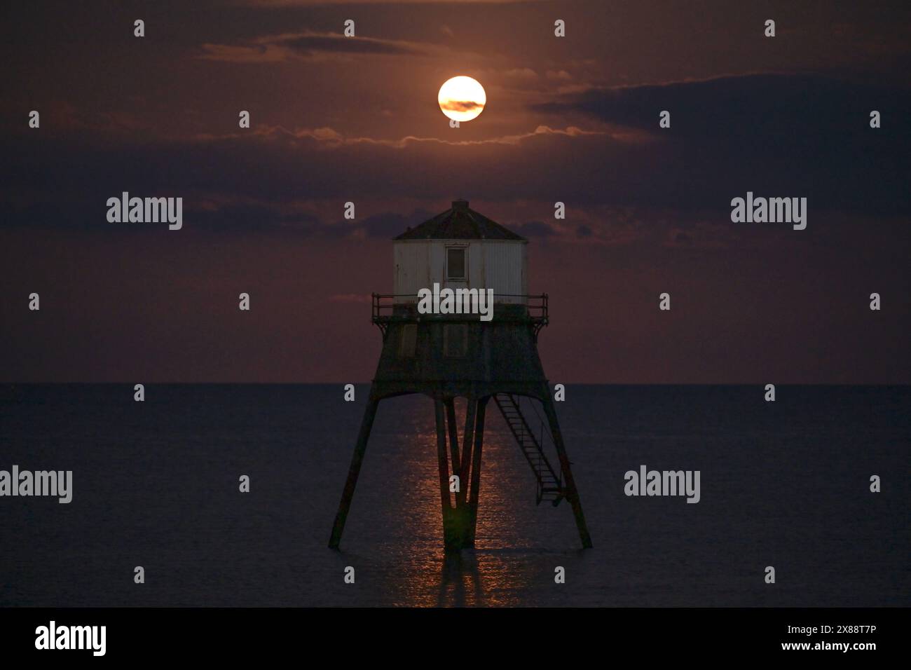 Dovercourt Essex, Royaume-Uni. 23 mai 2024. La pleine lune fleurie se lève au-dessus du phare inférieur de Dovercourt Essex UK. Crédit : MARTIN DALTON/Alamy Live News Banque D'Images