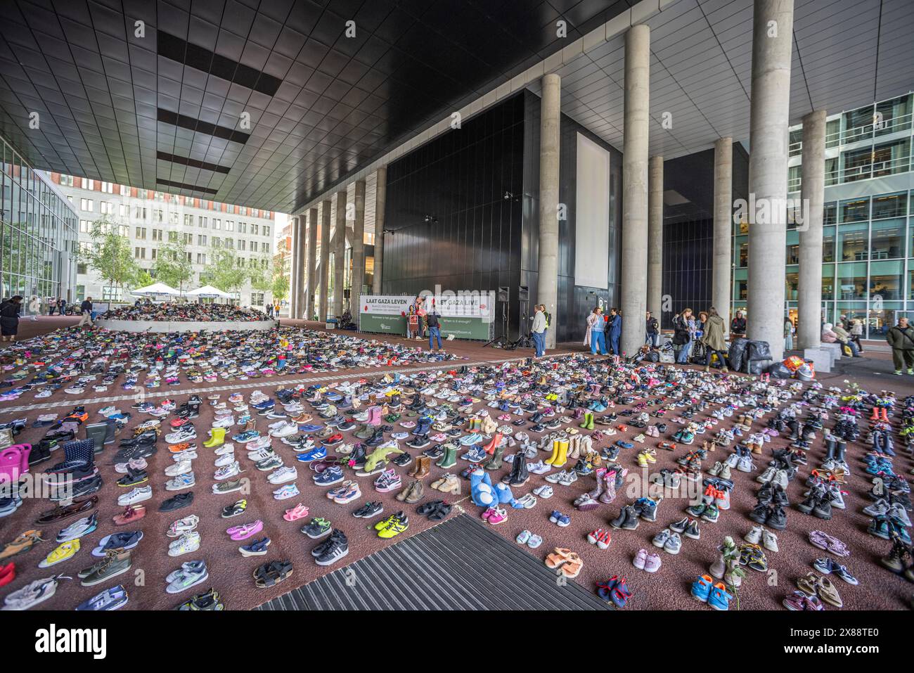 Ministère des affaires étrangères, Rijnstraat 8. La Haye, pays-Bas. Jeudi 23 mai 2024. 15,000 paires de chaussures pour enfants et quelques peluches ont été disposées en rangées ordonnées à l'extérieur du ministère des Affaires étrangères à la Haye. Il a été tour à tour lu les noms et l'âge des enfants tués dans le génocide incessant perpétré par les Israéliens contre des hommes, des femmes et des enfants innocents de Gaza, depuis le 7 octobre 2023. Le bâtiment ministériel a été choisi, car les pays-Bas soutiennent toujours Israël dans sa guerre génocidaire et, ces dernières semaines, ont brutalement attaqué les étudiants qui occupent les compas de l'université Banque D'Images