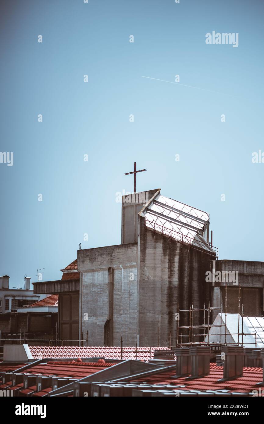 L'église Sagrado Coracao de Lisbonne se distingue par son design moderne et épuré au milieu de l'architecture traditionnelle de la ville. Un symbole d'évolution spirituelle Banque D'Images