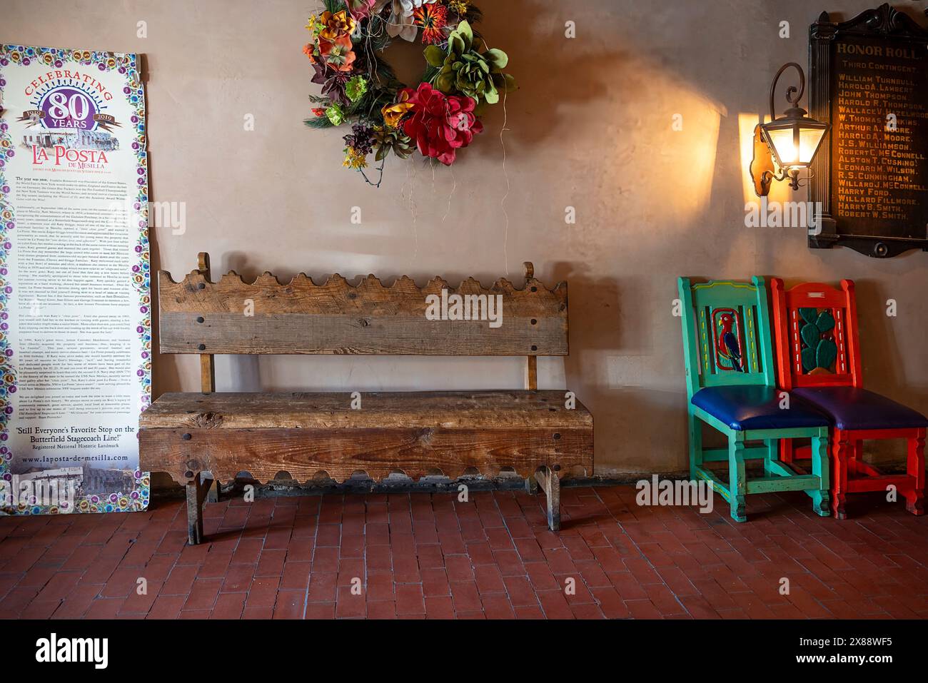 Intérieur du restaurant historique la Posta et salle d'attente Cantina, avec mobilier et décor emblématiques du Nouveau Mexique, la Mesilla, NM, États-Unis Banque D'Images