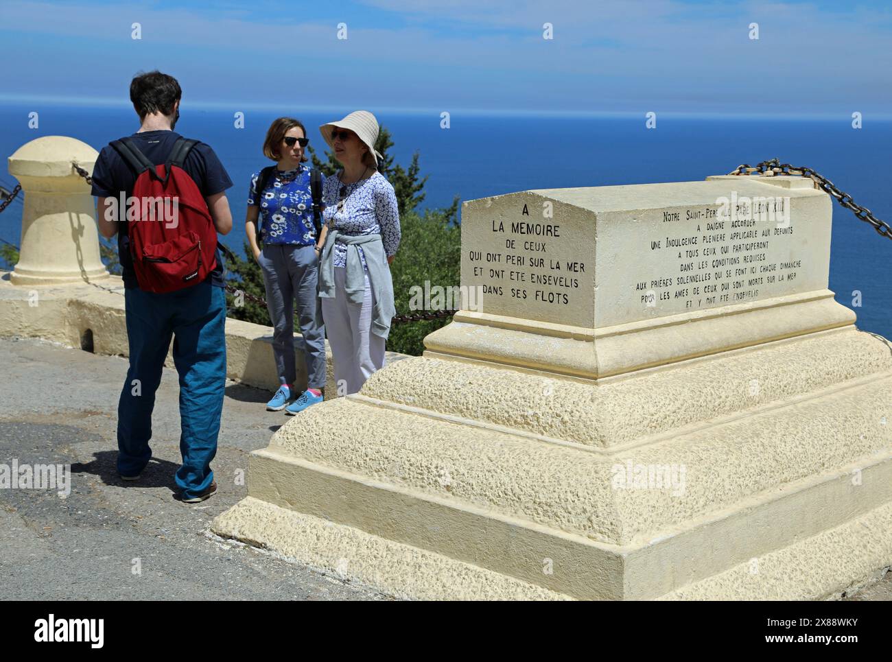 Touristes en dehors de notre Dame d'Afrique à Alger Banque D'Images
