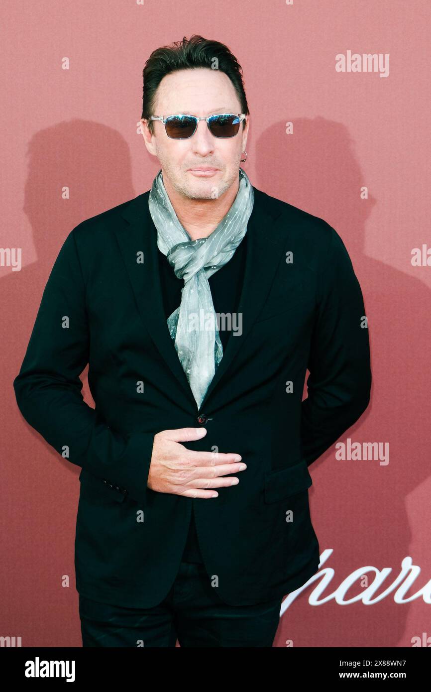 Antibes, France. 23 mai 2024. Julian Lennon pose sur le tapis rouge lors de la 30ème édition de l’amfAR Gala Cannes lors du 77ème Festival de Cannes. Photo de Julie Edwards./Alamy Live News Banque D'Images