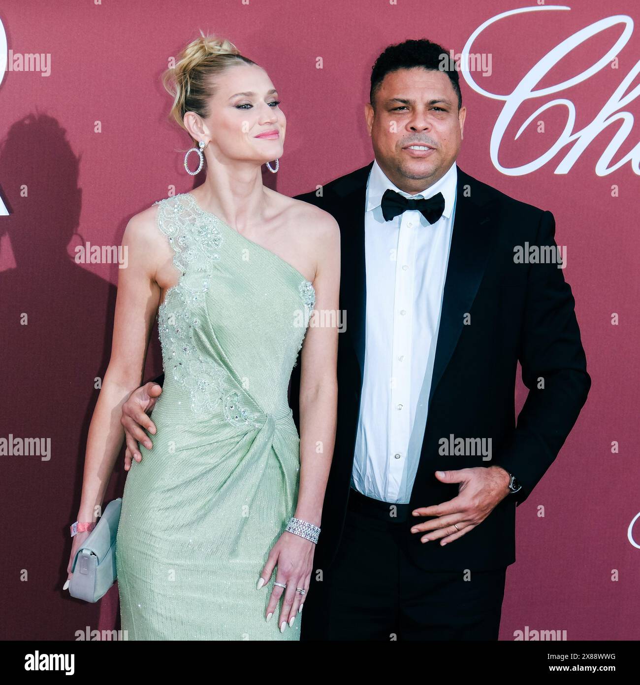 Antibes, France. 23 mai 2024. Celina Locks et Ronaldo Luís Nazário de Lima posent sur le tapis rouge lors de la 30ème édition de l’amfAR Gala Cannes lors du 77ème Festival de Cannes. Photo de Julie Edwards./Alamy Live News Banque D'Images