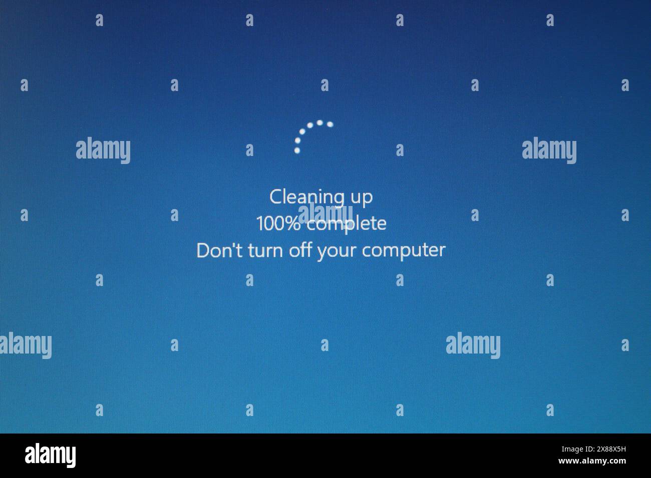 Capture d'écran Windows 10, nettoyage 100% terminé ne pas éteindre votre ordinateur après la mise à niveau de la technologie INFORMATIQUE Banque D'Images