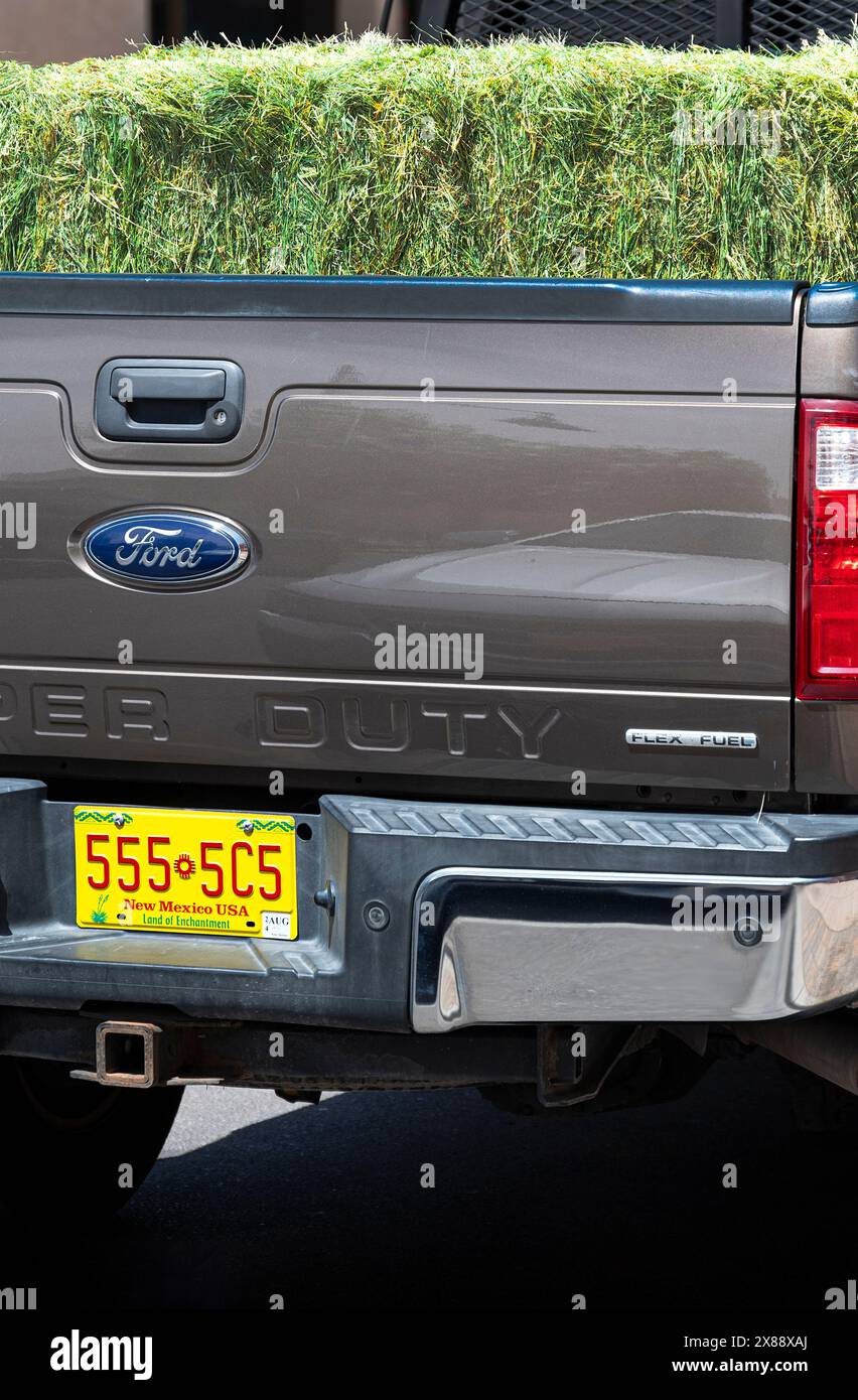 Un gros plan d'une réserve de foin de cheval chargé à l'arrière d'une camionnette portant la plaque d'immatriculation du Nouveau-Mexique, Las Cruces, NOUVEAU-MEXIQUE Banque D'Images
