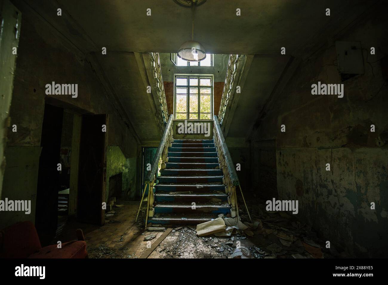 Vieux escalier d'époque à la maison ou au manoir abandonné. Banque D'Images