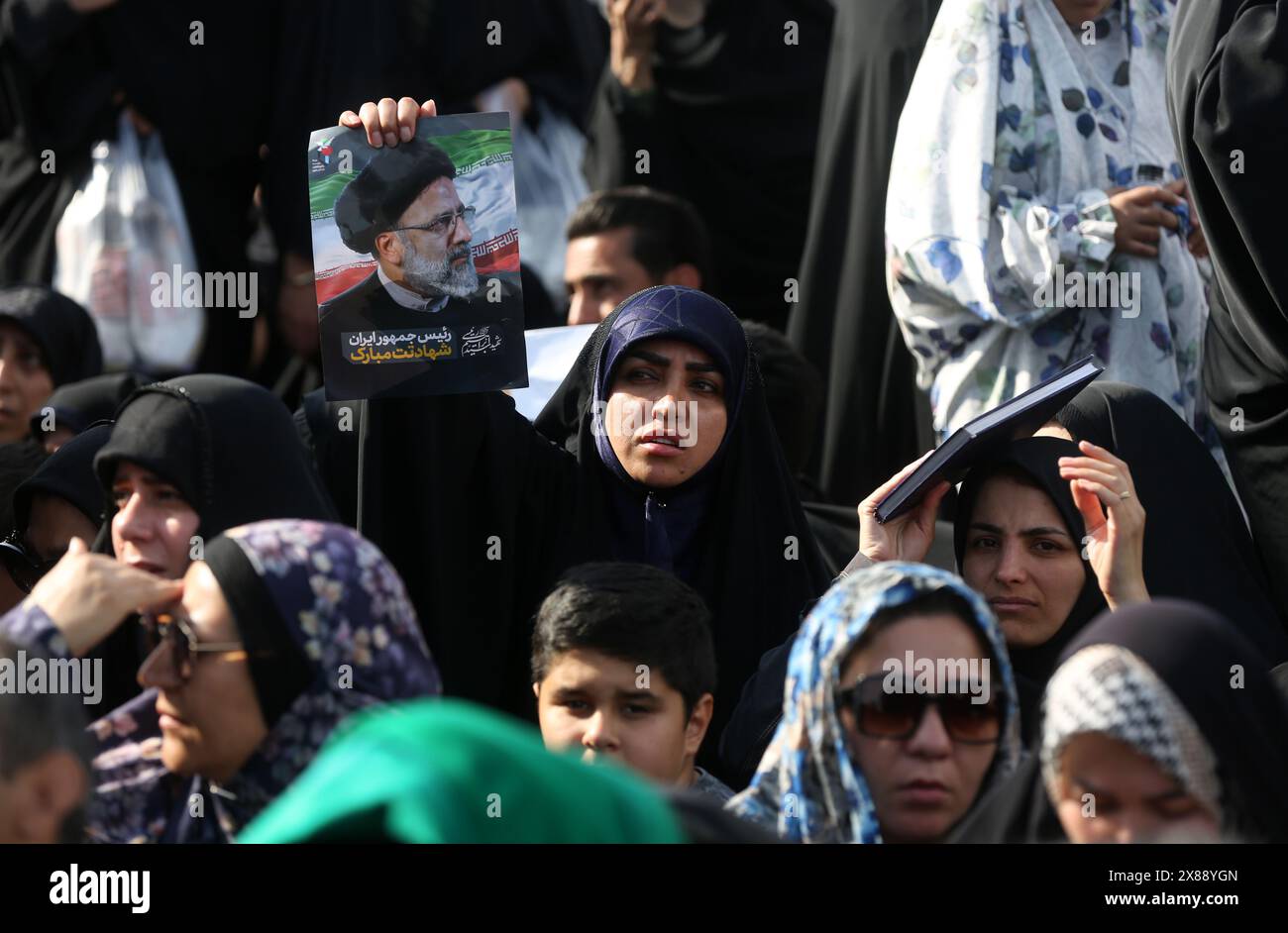 (240523) -- MASHHAD (IRAN), 23 mai 2024 (Xinhua) -- les gens pleurent le regretté président iranien Ebrahim Raisi au sanctuaire de l'Imam Reza à Mashhad, dans le nord-est de l'Iran, le 23 mai 2024. Feu le président iranien Ebrahim Raisi, qui a perdu la vie avec son entourage dans un récent accident d'hélicoptère, a été inhumé jeudi dans le sanctuaire Saint de l'Imam Reza dans sa ville natale, la ville de Mashhad, dans le nord-est du pays, selon l'agence de presse officielle IRNA. (Xinhua) Banque D'Images