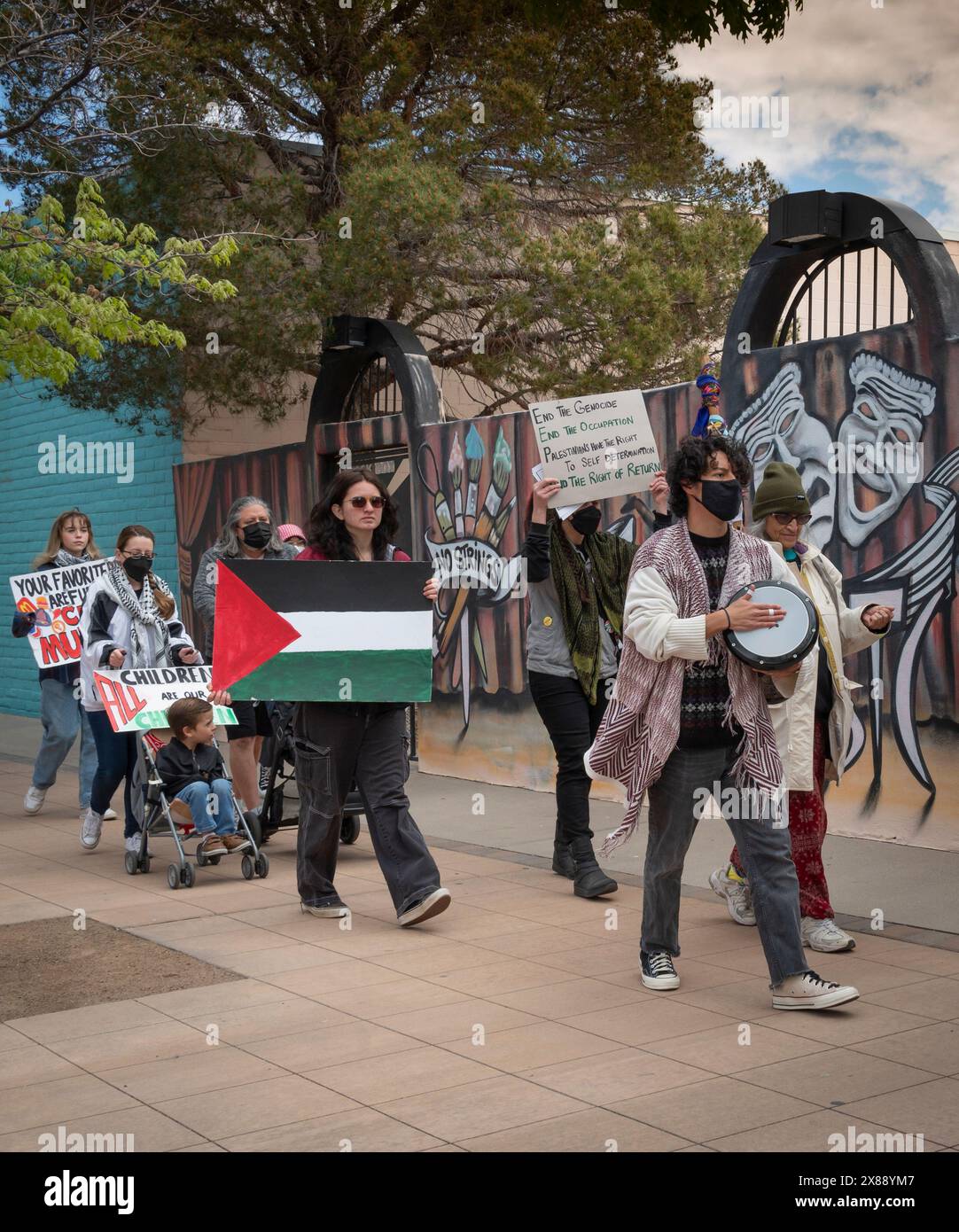 Soutien à la Palestine et protestation anti-israélienne par les gens contre la guerre à Gaza vu devant la No Strings Theater Company à Las Cruces, NOUVEAU-MEXIQUE Banque D'Images