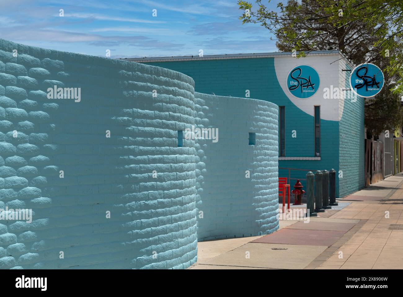 La touche moderne du centre-ville Spa sur un mur ondulé MCM est une cour fantaisiste faite d'un concept de briques bleues ondulées à Las Cruces, NOUVEAU-MEXIQUE, États-Unis Banque D'Images