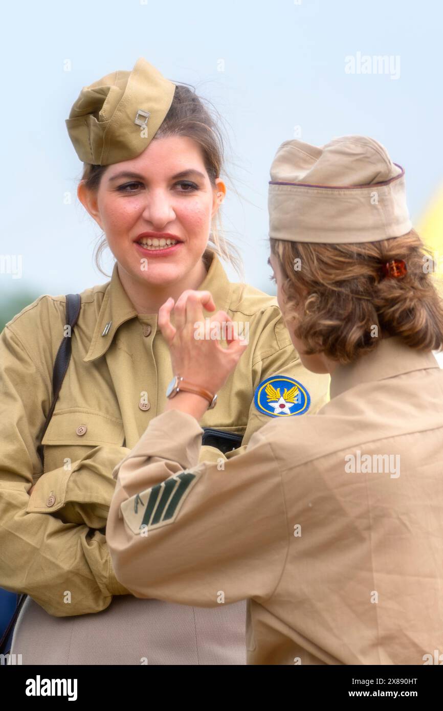 Soldats féminins de l'armée AMÉRICAINE au temps des Helices Air Show 2024 à la Ferté-Alais, France Banque D'Images