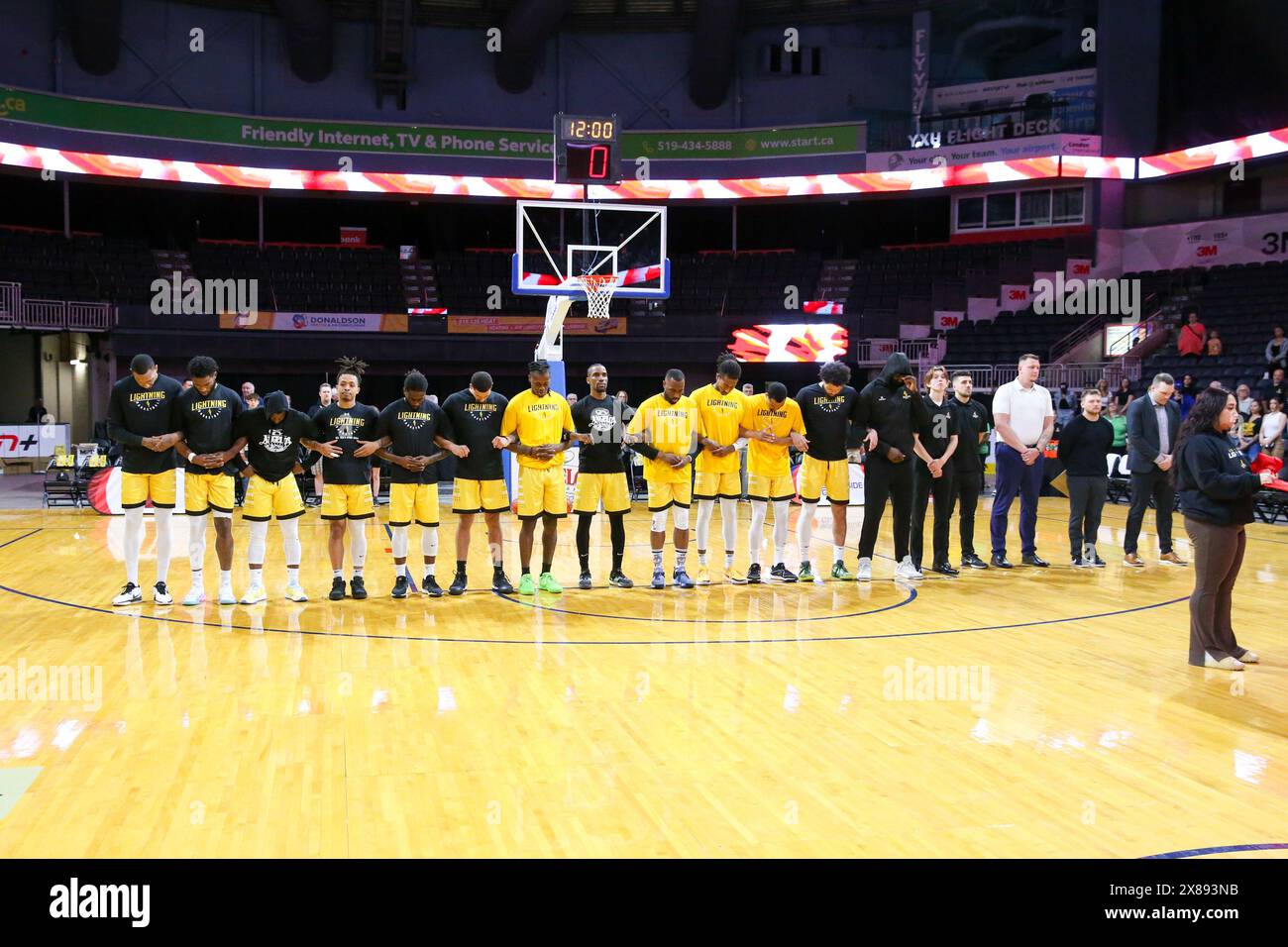Londres, Canada. 23 mai 2024. Le London Lightning mène les Titans de Kitchener 49-38 à la mi-temps dans le troisième match de la finale des éliminatoires de la BSL 2024. La série est à égalité 1-1 dans un match Best of 5. London Lightning avant le match. Crédit : Luke Durda/Alamy Live News Banque D'Images