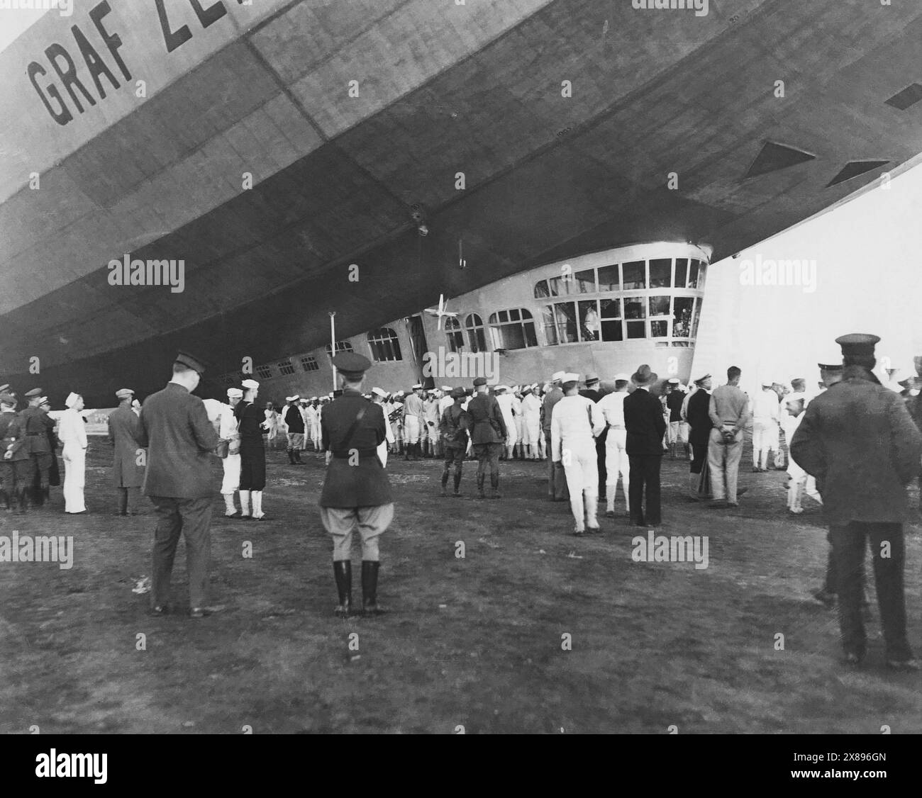 Une foule de gens se sont rassemblés autour pour saluer ou envoyer des passagers qui se chargent dans le blimp Graf Zeppelin à Los Angeles. Banque D'Images