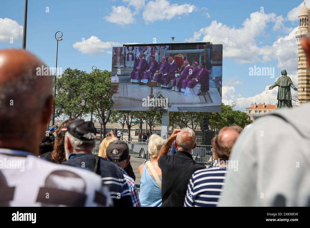 Marseille, France. 23 mai 2024. Vue d'un écran pour le public à l'extérieur de la cathédrale lors des funérailles de Jean-Claude Gaudin. Décédé en début de semaine à l’âge de 84 ans, les funérailles de Jean-Claude Gaudin, maire de Marseille depuis un quart de siècle, ont eu lieu dans la ville marseillaise. La cérémonie en hommage à ce fervent catholique était présidée par le Cardinal Jean-Marc Aveline, Cardinal de Marseille. Crédit : SOPA images Limited/Alamy Live News Banque D'Images