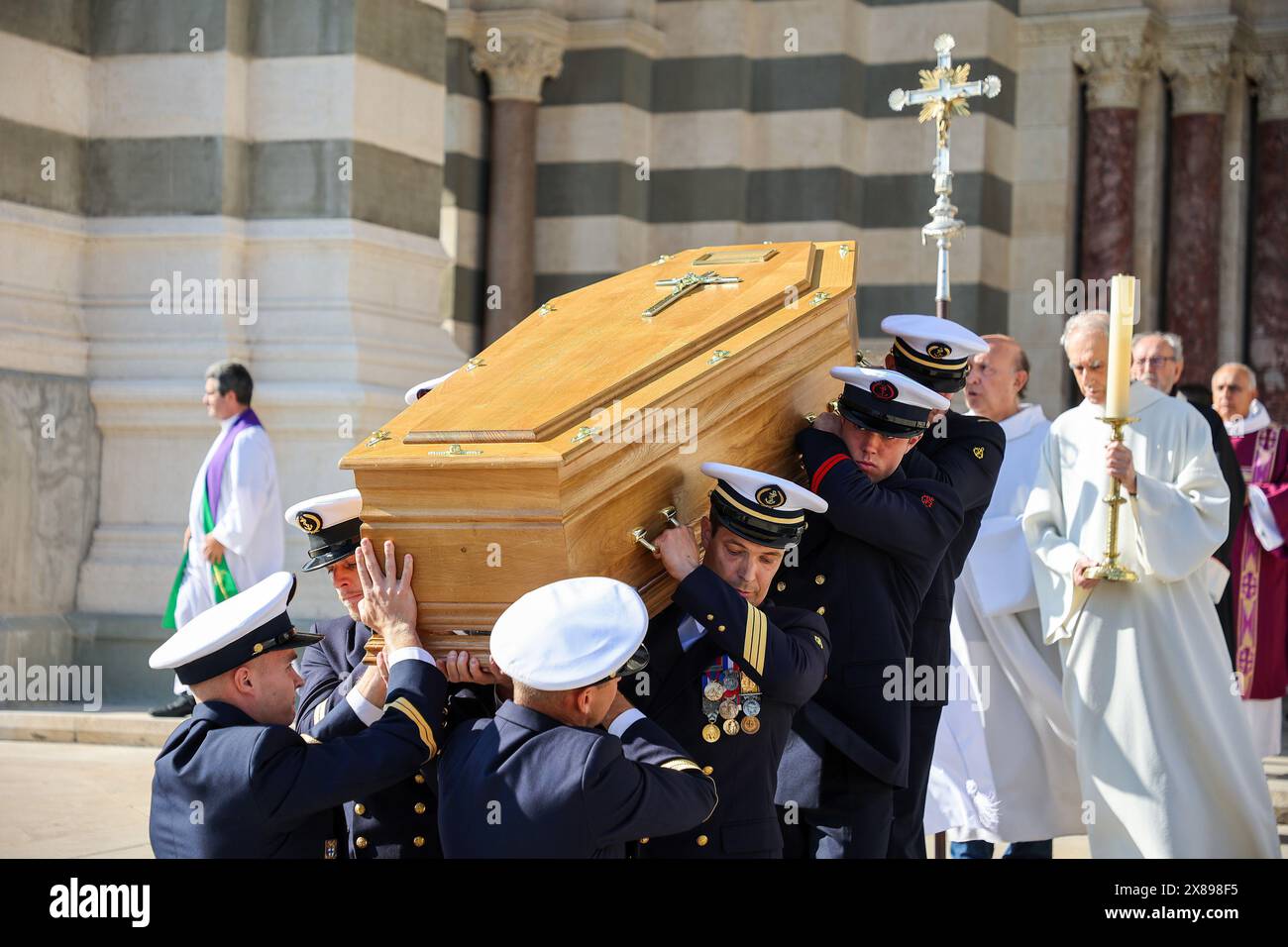 Marseille, France. 23 mai 2024. Le cercueil de Jean-Claude Gaudin vu alors qu'il quittait la cathédrale principale lors de la cérémonie funéraire. Décédé en début de semaine à l’âge de 84 ans, les funérailles de Jean-Claude Gaudin, maire de Marseille depuis un quart de siècle, ont eu lieu dans la ville marseillaise. La cérémonie en hommage à ce fervent catholique était présidée par le Cardinal Jean-Marc Aveline, Cardinal de Marseille. Crédit : SOPA images Limited/Alamy Live News Banque D'Images