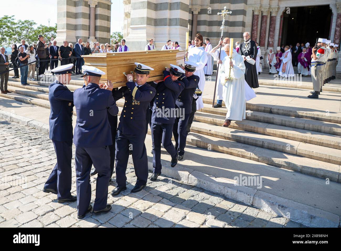 Marseille, France. 23 mai 2024. Le cercueil de Jean-Claude Gaudin vu alors qu'il quittait la cathédrale principale lors de la cérémonie funéraire. Décédé en début de semaine à l’âge de 84 ans, les funérailles de Jean-Claude Gaudin, maire de Marseille depuis un quart de siècle, ont eu lieu dans la ville marseillaise. La cérémonie en hommage à ce fervent catholique était présidée par le Cardinal Jean-Marc Aveline, Cardinal de Marseille. (Photo Denis Thaust/SOPA images/SIPA USA) crédit : SIPA USA/Alamy Live News Banque D'Images