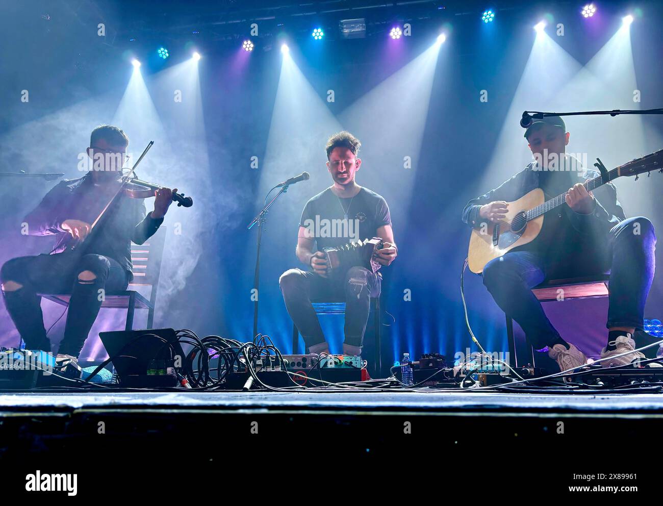 Stockton-on-Tees, Royaume-Uni. 23 mai 2024. Benedict Morris, Mohsen Amini et Charlie Galloway photographiés en tant que trio folk écossais « Talisk » ont apporté leur style unique de musique au Georgian Theatre, Stockton-on-Tees dans le cadre de leur tournée Maverick. Leur musique primée est une fusion de différents genres joués sur des instruments traditionnellement acoustiques (violon, concertina et guitare), mais avec une touche. Crédit : James Hind/Alamy Live News Banque D'Images