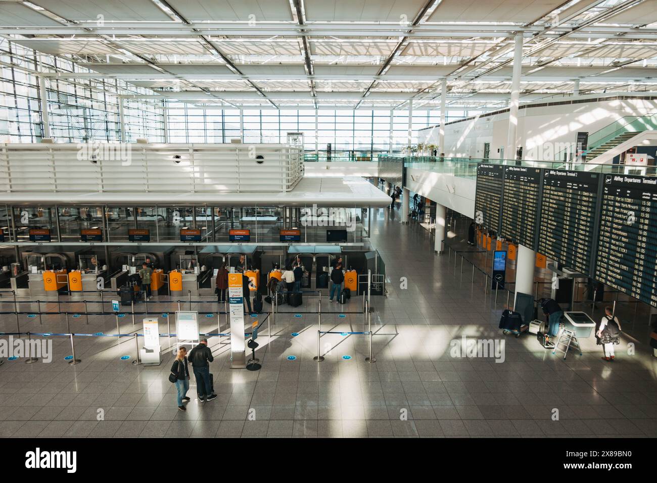Une zone d'enregistrement vide dans le terminal 2 de l'aéroport international de Munich, en Allemagne, par un après-midi calme. Les murs des fenêtres laissent entrer beaucoup de lumière naturelle Banque D'Images