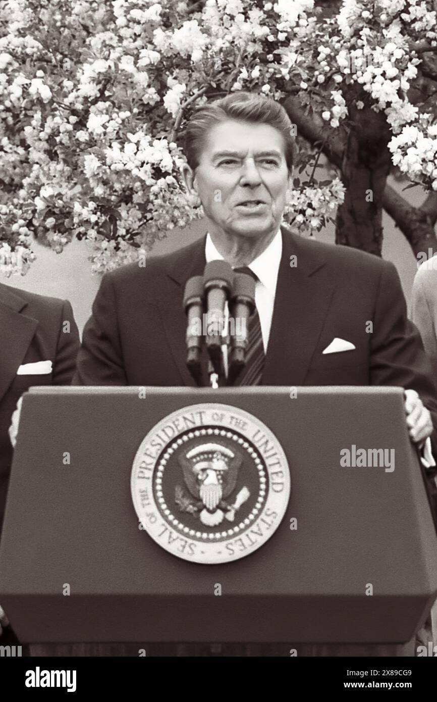Le président des États-Unis Ronald Reagan (1911-2004) s'exprimant depuis la Rose Garden de la Maison Blanche à Washington, DC, annonçant un programme de bourses pour les étudiants des Caraïbes le 14 avril 1983. (ÉTATS-UNIS). Banque D'Images