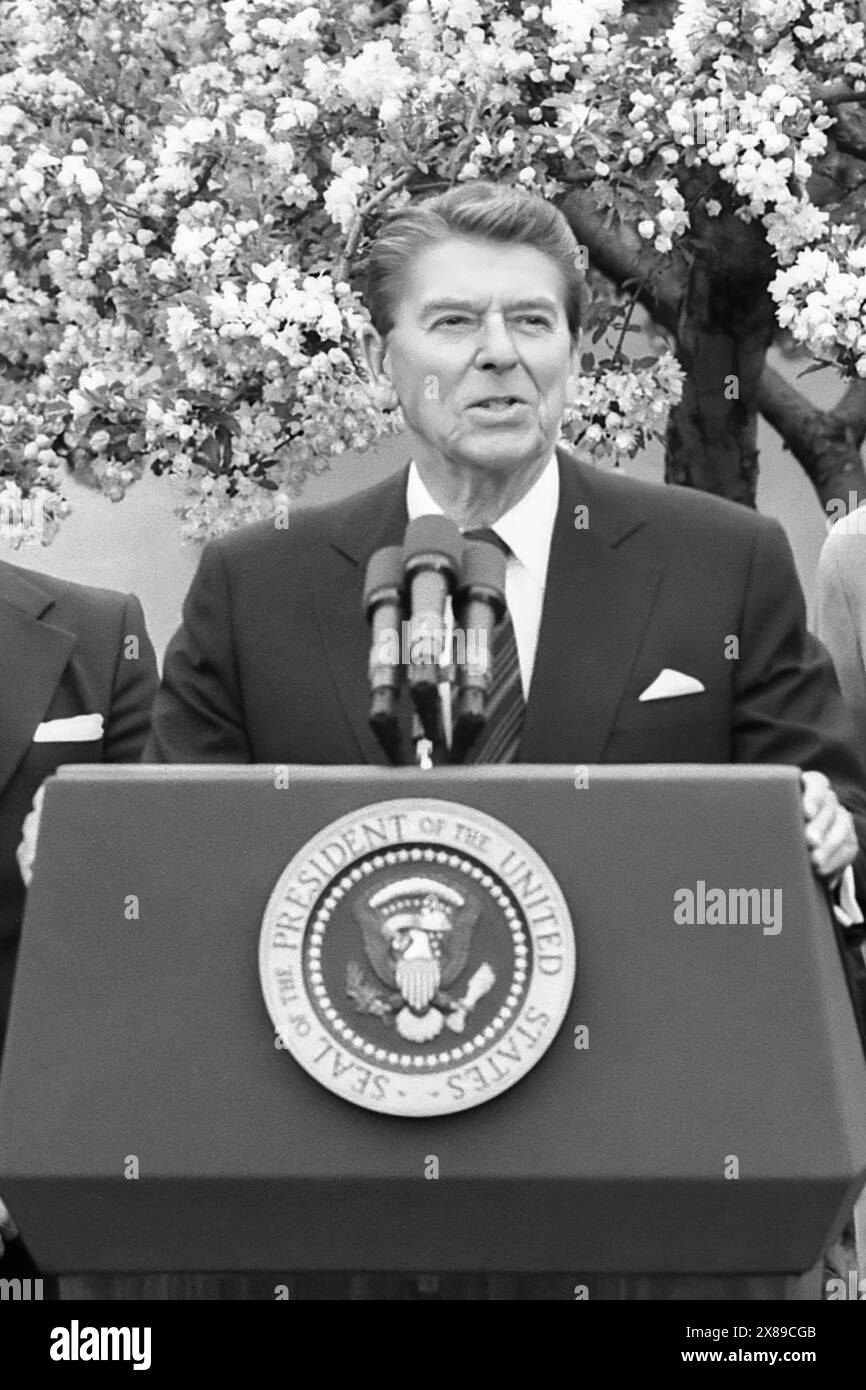 Le président des États-Unis Ronald Reagan (1911-2004) s'exprimant depuis la Rose Garden de la Maison Blanche à Washington, DC, annonçant un programme de bourses pour les étudiants des Caraïbes le 14 avril 1983. (ÉTATS-UNIS). Banque D'Images